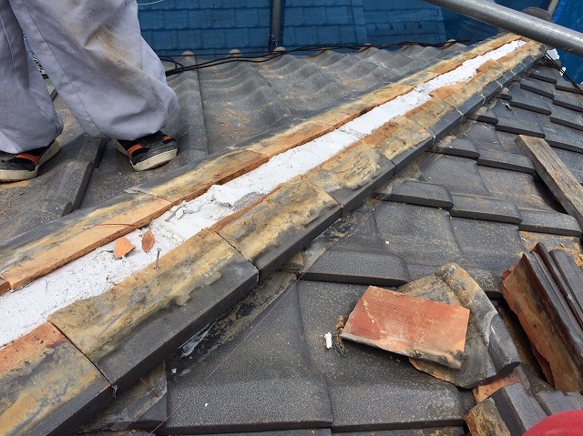 熨斗瓦の積み上げ風景